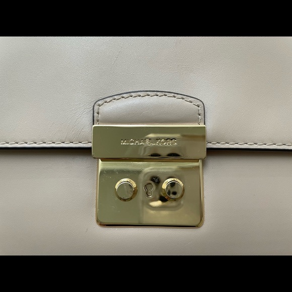 Michael Kors Sloan Editor Medium Chain Shoulder Bag in Oyster (Light Pink Beige) - Picture 6 of 13